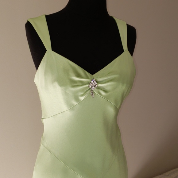 Anne Klein Dresses & Skirts - Formal Silky green dress